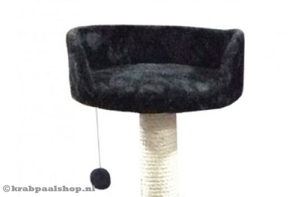 Ligbedje bekleed met zacht pluche en voorzien van een speelbal.