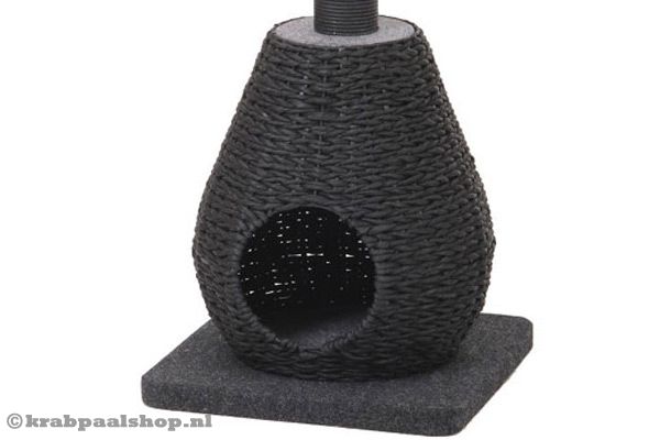 Huisje van gevlochten hyacinthblad met vilten kussentje.