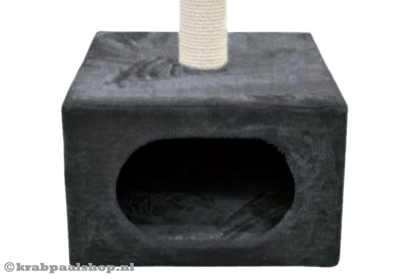 Met donkergrijs huisje van pluche om in te slapen.