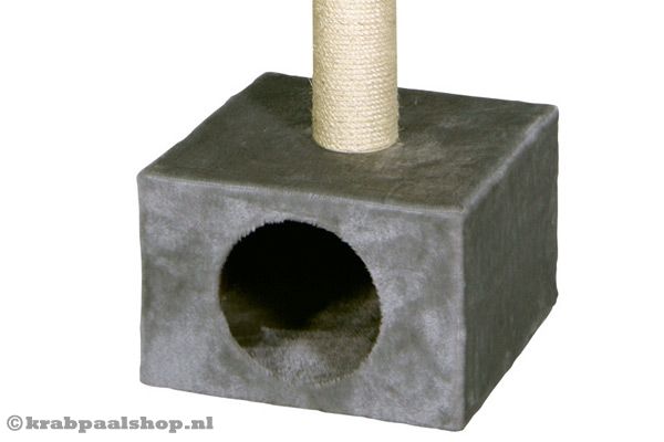 Met grijs huisje van pluche om in te slapen.