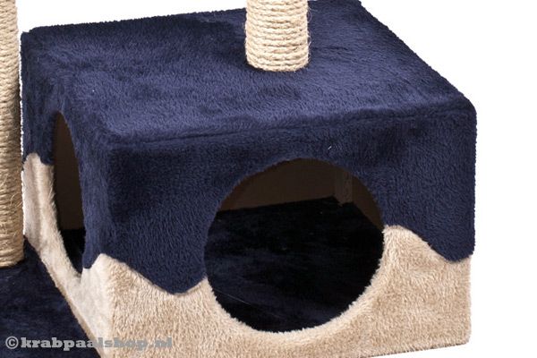 Met pluche bekleed huisje om in te slapen.