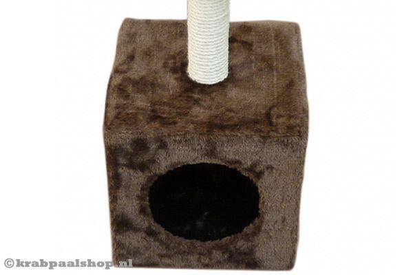 Met bruin-grijs huisje van pluche om in te slapen.