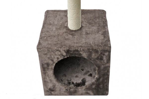 Met grijs huisje van pluche om in te slapen.